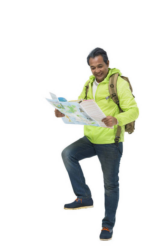 东方人,成年人,中年人,老年人,头发,一个人,微笑,竖图,彩色,照片,白色背景,锻炼,旅游,度假,快乐,幸福,秋季,道路,地图,北京,中国,亚洲,服装,节日,庆祝,信息,图片,交通,年轻,生活,拿着,注视,休闲装,黄种人,方向,文化,娱乐,一个,衣服,白色,背包,春季,观察,看,郊游,庆典,休闲,游玩,健康,休闲服,放松,活力,精神,乐趣,自信,摄影,服饰,生活方式,单个,观看,引导,指引,纪念,假期,察看,退休,享乐,愉悦,关注,娱乐活动,爱好,玩乐,户外运动,装备,单人,周末,东亚,重阳节,乐观,单独,无忧无虑,老年男性,男人,男性,亚洲人,中国人,步行,登山,爬山,全身,影棚拍摄,旅行,欢乐,开心,愉快,登高节,老年节,导航,运动装,bj174