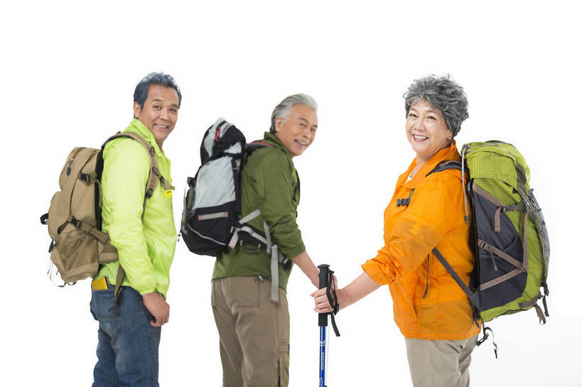 东方人,成年人,老年人,头发,三个人,人群,伙伴,朋友,站,微笑,横图,彩色,照片,白色背景,锻炼,旅游,度假,快乐,友谊,幸福,秋季,北京,中国,亚洲,服装,节日,庆祝,图片,年轻,生活,扭头,注视,休闲装,黄种人,文化,娱乐,衣服,白色,背包,观察,回头,看,转头,郊游,庆典,休闲,游玩,健康,休闲服,放松,活力,精神,乐趣,自信,摄影,服饰,转身,生活方式,拐杖,观看,纪念,手杖,假期,察看,退休,享乐,愉悦,关爱,关注,娱乐活动,爱好,玩乐,户外运动,结伴,装备,周末,东亚,陪同,重阳节,情感,乐观,陪伴,无忧无虑,友情,老年男性,老年女性,男人,男性,女人,女性,亚洲人,中国人,步行,半身,影棚拍摄,旅行,欢乐,开心,愉快,登高节,老年节,运动装,伴随,bj174