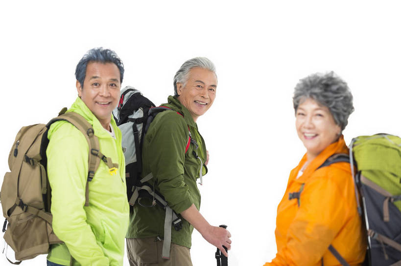 东方人,成年人,老年人,头发,三个人,人群,伙伴,朋友,站,微笑,横图,彩色,照片,白色背景,锻炼,旅游,度假,快乐,友谊,幸福,秋季,北京,中国,亚洲,服装,节日,庆祝,图片,年轻,生活,扭头,注视,休闲装,黄种人,文化,娱乐,衣服,白色,背包,观察,回头,看,转头,郊游,庆典,休闲,游玩,健康,休闲服,放松,活力,精神,乐趣,自信,摄影,服饰,转身,生活方式,拐杖,观看,纪念,手杖,假期,察看,退休,享乐,愉悦,关爱,关注,娱乐活动,爱好,玩乐,户外运动,结伴,装备,周末,东亚,陪同,重阳节,情感,乐观,陪伴,无忧无虑,友情,老年男性,老年女性,男人,男性,女人,女性,亚洲人,中国人,步行,半身,影棚拍摄,旅行,欢乐,开心,愉快,登高节,老年节,运动装,伴随,bj174