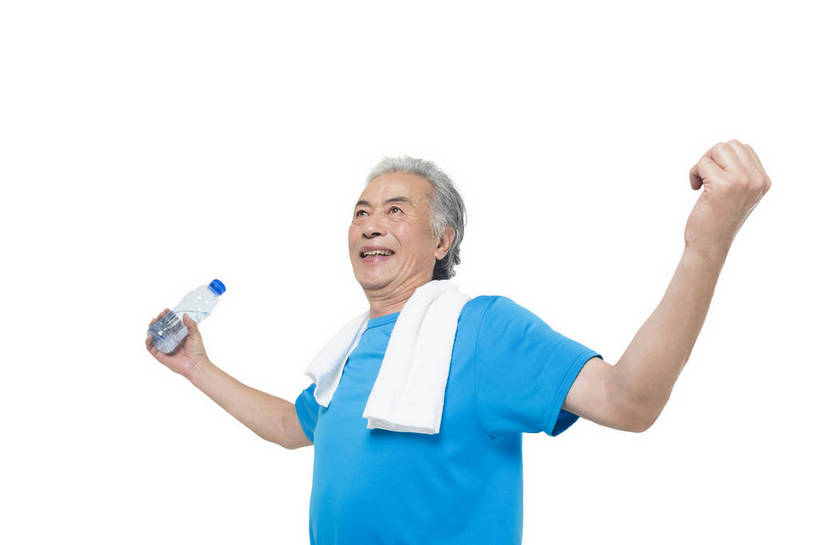 东方人,成年人,老年人,头发,一个人,站,伸展双臂,微笑,横图,彩色,照片,白色背景,运动服,锻炼,快乐,幸福,运动,水,北京,中国,亚洲,背心,图片,液体,水滴,水瓶,年轻,生活,拿着,黄种人,饮用水,运动裤,一个,白色,瓶子,毛巾,握拳,休闲,健康,放松,活力,精神,力量,自信,摄影,生活方式,单个,清爽,退休,精力充沛,享乐,轻松,练习,愉悦,清新,单人,东亚,乐观,单独,老年男性,男人,男性,亚洲人,中国人,敞开双臂,伸开双臂,展开双肩,张开手臂,张开双臂,半身,影棚拍摄,健身,欢乐,开心,愉快,运动装,bj174