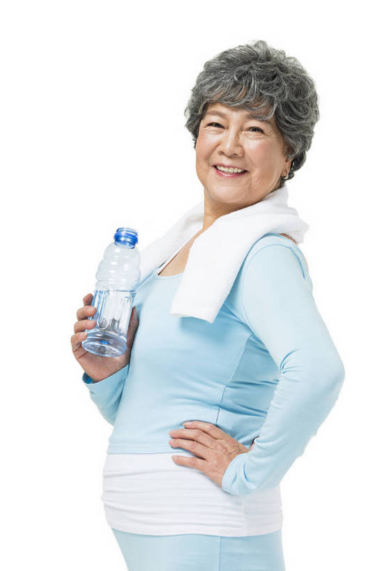 东方人,成年人,老年人,头发,一个人,站,微笑,竖图,彩色,照片,白色背景,运动服,锻炼,快乐,幸福,运动,水,北京,中国,亚洲,图片,液体,水滴,水瓶,年轻,生活,插腰,拿着,注视,黄种人,饮用水,一个,白色,瓶子,毛巾,观察,看,休闲,健康,放松,活力,精神,自信,摄影,生活方式,单个,观看,清爽,察看,退休,精力充沛,享乐,轻松,练习,愉悦,关注,清新,瑜伽服,单人,东亚,乐观,单独,老年女性,女人,女性,亚洲人,中国人,半身,影棚拍摄,健身,欢乐,开心,愉快,运动装,bj174