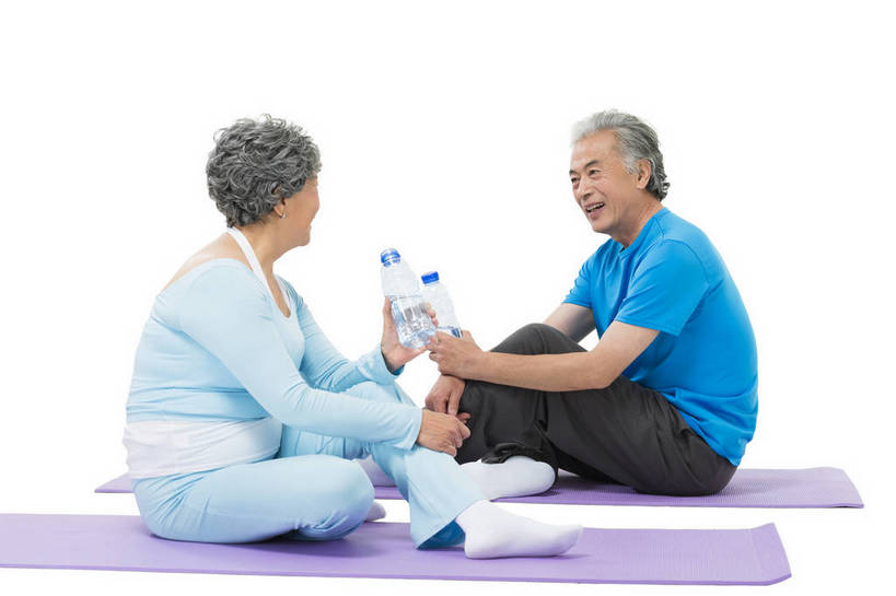 东方人,成年人,老年人,头发,两个人,家庭,夫妻,丈夫,妻子,坐,微笑,横图,彩色,照片,白色背景,运动服,爱情,锻炼,瑜伽,快乐,幸福,运动,水,北京,中国,亚洲,游客,图片,液体,水滴,水瓶,浪漫,年轻,生活,黄种人,饮用水,白色,瓶子,瑜伽垫,休息,休闲,和谐,健康,温暖,温馨,一家人,恩爱,放松,活力,精神,自信,恋人,摄影,生活方式,清爽,对视,对话,和睦,退休,享乐,轻松,愉悦,关爱,清新,瑜伽服,东亚,陪同,乐观,陪伴,老年男性,老年女性,男人,男性,女人,女性,亚洲人,中国人,夫妇,情侣,全身,影棚拍摄,健身,爱,欢乐,开心,愉快,伴侣,融洽,运动装,伴随,bj174