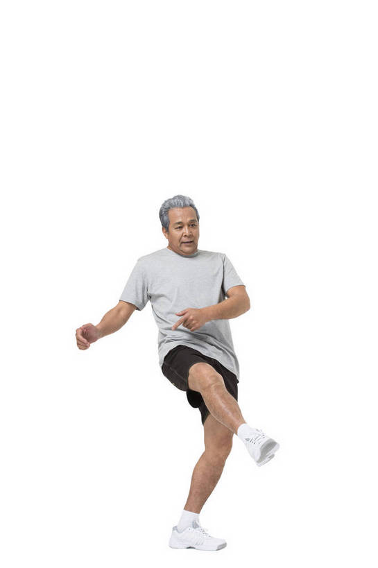 东方人,成年人,中年人,老年人,头发,一个人,站,竖图,彩色,照片,白色背景,运动服,锻炼,快乐,幸福,运动,北京,中国,亚洲,射门,踢,图片,年轻,生活,黄种人,一个,白色,休闲,健康,放松,活力,精神,自信,摄影,生活方式,单个,退休,享乐,轻松,愉悦,单人,东亚,乐观,单独,老年男性,男人,男性,亚洲人,中国人,全身,影棚拍摄,健身,欢乐,开心,愉快,运动装,bj174