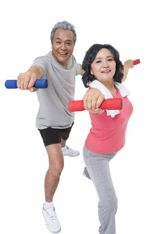 东方人,成年人,中年人,老年人,头发,两个人,家庭,夫妻,丈夫,妻子,站,举,微笑,竖图,俯视,彩色,照片,白色背景,运动服,锻炼,快乐,幸福,运动,哑铃,北京,中国,亚洲,游客,图片,年轻,生活,拿着,注视,黄种人,白色,观察,看,托,休闲,和谐,健康,温馨,健身器械,放松,活力,精神,力量,自信,摄影,生活方式,观看,察看,退休,精力充沛,享乐,轻松,愉悦,关爱,关注,东亚,陪同,乐观,陪伴,老年男性,老年女性,男人,男性,女人,女性,亚洲人,中国人,夫妇,举起,举手,举着,向上举,向上伸,向上托,半身,高角度拍摄,影棚拍摄,健身,欢乐,开心,愉快,伴侣,运动装,伴随,bj174