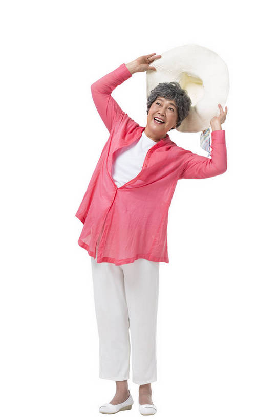 东方人,成年人,老年人,头发,一个人,站,举,笑,微笑,露齿笑,竖图,彩色,照片,白色背景,仰视,旅游,度假,快乐,幸福,帽子,北京,中国,亚洲,图片,夏季,年轻,生活,注视,休闲装,黄种人,一个,白色,遮阳帽,春季,观察,看,手势,托,休闲,游玩,健康,放松,活力,精神,自信,遮,遮掩,摄影,生活方式,单个,观看,清爽,假期,察看,退休,掩盖,享乐,轻松,遮挡,愉悦,关注,清新,玩乐,单人,周末,东亚,遮盖,掩饰,乐观,单独,无忧无虑,老年女性,女人,女性,亚洲人,中国人,举起,举手,举着,向上举,向上伸,向上托,低角度拍摄,全身,影棚拍摄,旅行,欢乐,开心,愉快,打手势,bj174