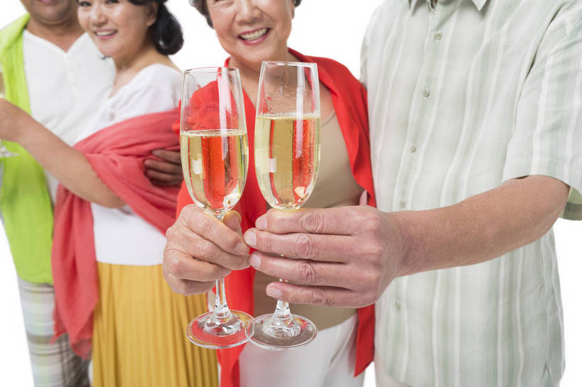 香槟酒,东方人,成年人,中年人,老年人,头发,四个人,人群,伙伴,朋友,站,举,微笑,横图,彩色,照片,特写,白色背景,仰视,聚会,旅游,度假,快乐,友谊,幸福,团队,秋季,杯子,北京,中国,亚洲,游客,服装,庆祝,并排,年轻,生活,休闲装,黄种人,酒,衣服,白色,酒杯,披肩,围巾,春季,干杯,托,郊游,休闲,游玩,健康,休闲服,放松,活力,精神,亲密,自信,摄影,服饰,生活方式,靠近,假期,退休,享乐,愉悦,关爱,亲近,玩乐,结伴,周末,东亚,陪同,情感,乐观,陪伴,无忧无虑,友情,老年男性,老年女性,男人,男性,女人,女性,亚洲人,中国人,举起,举手,举着,向上举,向上伸,向上托,低角度拍摄,影棚拍摄,旅行,欢乐,开心,愉快,运动装,伴随,bj174