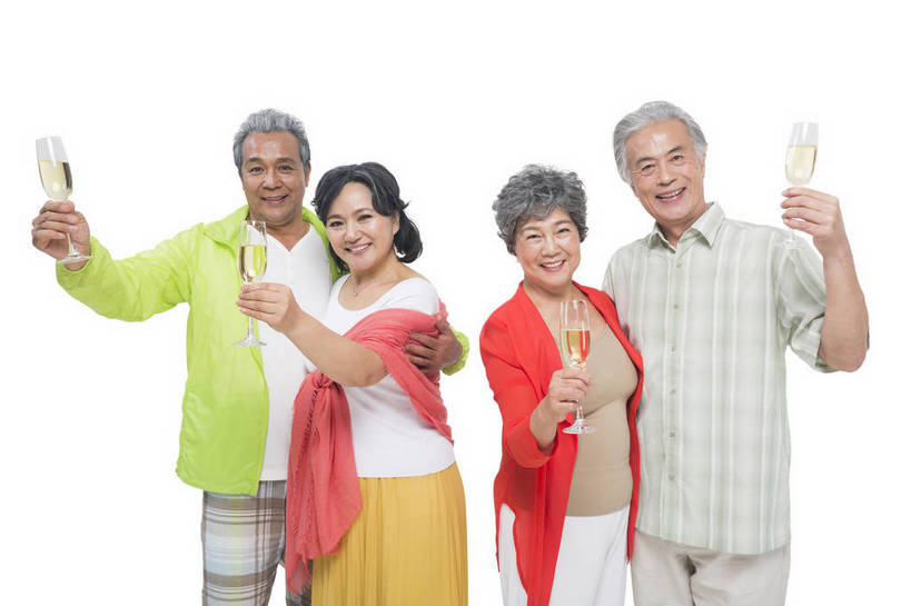 香槟酒,东方人,成年人,中年人,老年人,头发,四个人,人群,伙伴,朋友,站,举,笑,微笑,露齿笑,横图,彩色,照片,白色背景,仰视,聚会,旅游,度假,快乐,友谊,幸福,团队,秋季,杯子,北京,中国,亚洲,游客,服装,庆祝,并排,年轻,生活,注视,休闲装,黄种人,酒,衣服,白色,酒杯,披肩,围巾,春季,干杯,观察,看,托,郊游,休闲,游玩,健康,休闲服,放松,活力,精神,亲密,自信,搭,摄影,服饰,生活方式,观看,靠近,假期,察看,退休,享乐,愉悦,搭着,关爱,关注,亲近,玩乐,结伴,周末,东亚,陪同,情感,乐观,陪伴,无忧无虑,友情,老年男性,老年女性,男人,男性,女人,女性,亚洲人,中国人,举起,举手,举着,向上举,向上伸,向上托,半身,低角度拍摄,影棚拍摄,旅行,欢乐,开心,愉快,运动装,伴随,bj174
