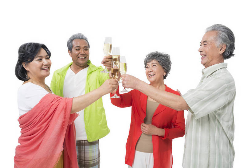 香槟酒,东方人,成年人,中年人,老年人,头发,四个人,人群,伙伴,朋友,站,举,笑,微笑,露齿笑,横图,彩色,照片,白色背景,仰视,聚会,旅游,度假,快乐,友谊,幸福,团队,秋季,杯子,北京,中国,亚洲,游客,服装,庆祝,并排,年轻,生活,休闲装,黄种人,酒,衣服,白色,酒杯,披肩,围巾,春季,干杯,托,郊游,休闲,游玩,健康,休闲服,放松,活力,精神,亲密,自信,摄影,服饰,生活方式,靠近,对视,假期,退休,享乐,愉悦,关爱,亲近,玩乐,结伴,周末,东亚,陪同,情感,乐观,陪伴,无忧无虑,友情,老年男性,老年女性,男人,男性,女人,女性,亚洲人,中国人,举起,举手,举着,向上举,向上伸,向上托,半身,低角度拍摄,影棚拍摄,旅行,欢乐,开心,愉快,运动装,伴随,bj174