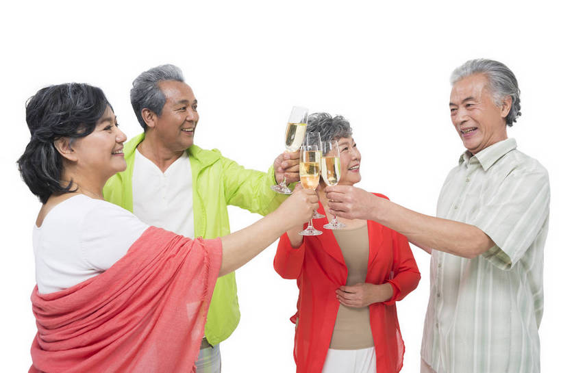 香槟酒,东方人,成年人,中年人,老年人,头发,四个人,人群,伙伴,朋友,站,举,笑,微笑,露齿笑,横图,彩色,照片,特写,白色背景,仰视,聚会,旅游,度假,快乐,友谊,幸福,团队,秋季,杯子,北京,中国,亚洲,游客,服装,庆祝,并排,年轻,生活,休闲装,黄种人,酒,衣服,白色,酒杯,披肩,围巾,春季,干杯,托,郊游,休闲,游玩,健康,休闲服,放松,活力,精神,亲密,自信,摄影,服饰,生活方式,靠近,对视,假期,退休,享乐,愉悦,关爱,亲近,玩乐,结伴,周末,东亚,陪同,情感,乐观,陪伴,无忧无虑,友情,老年男性,老年女性,男人,男性,女人,女性,亚洲人,中国人,举起,举手,举着,向上举,向上伸,向上托,低角度拍摄,影棚拍摄,旅行,欢乐,开心,愉快,运动装,伴随,bj174