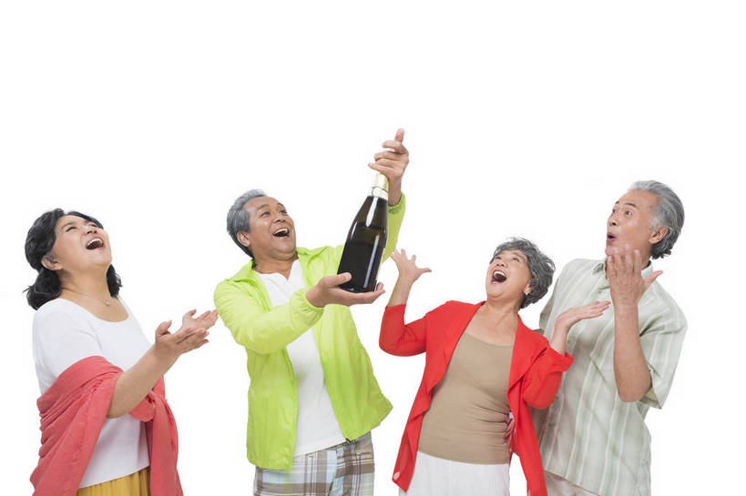 香槟酒,葡萄酒,东方人,成年人,中年人,老年人,头发,四个人,人群,伙伴,朋友,站,笑,微笑,大笑,露齿笑,横图,彩色,照片,特写,白色背景,仰视,聚会,旅游,度假,奢侈,快乐,友谊,幸福,团队,秋季,北京,中国,亚洲,游客,服装,欢呼,庆祝,并排,浪漫,年轻,生活,休闲装,黄种人,酒,饮料,衣服,白色,披肩,围巾,香槟,春季,打开,加油,握拳,向上看,郊游,休闲,游玩,健康,休闲服,放松,活力,精神,诱惑,自信,摄影,服饰,生活方式,假期,退休,享乐,开启,愉悦,关爱,玩乐,结伴,周末,东亚,陪同,情感,气泡酒,起泡酒,汽酒,乐观,陪伴,无忧无虑,友情,老年男性,老年女性,男人,男性,女人,女性,亚洲人,中国人,抬头,低角度拍摄,影棚拍摄,旅行,高兴,欢乐,欢笑,开心,愉快,运动装,伴随,bj174