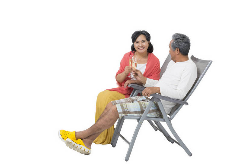 香槟酒,东方人,成年人,中年人,老年人,头发,两个人,家庭,夫妻,丈夫,妻子,坐,躺,笑,微笑,露齿笑,横图,彩色,照片,白色背景,爱情,旅游,度假,快乐,幸福,杯子,北京,中国,亚洲,游客,并排,图片,夏季,浪漫,年轻,生活,注视,休闲装,黄种人,酒,白色,酒杯,披肩,围巾,春季,干杯,观察,看,休闲,游玩,和谐,健康,温暖,温馨,一家人,恩爱,放松,活力,精神,亲密,自信,举杯,恋人,摄影,生活方式,观看,靠近,沙滩椅,和睦,假期,察看,退休,享乐,愉悦,关爱,关注,亲近,玩乐,周末,东亚,陪同,乐观,陪伴,无忧无虑,甜蜜,老年男性,老年女性,男人,男性,女人,女性,亚洲人,中国人,夫妇,情侣,休闲椅,全身,影棚拍摄,旅行,爱,欢乐,开心,愉快,伴侣,融洽,伴随,bj174