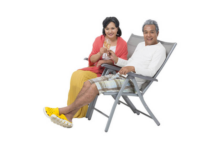 香槟酒,东方人,成年人,中年人,老年人,头发,两个人,家庭,夫妻,丈夫,妻子,坐,躺,笑,微笑,露齿笑,横图,彩色,照片,白色背景,爱情,旅游,度假,快乐,幸福,杯子,北京,中国,亚洲,游客,并排,图片,夏季,浪漫,年轻,生活,注视,休闲装,黄种人,酒,白色,酒杯,披肩,围巾,春季,干杯,观察,看,休闲,游玩,和谐,健康,温暖,温馨,一家人,恩爱,放松,活力,精神,亲密,自信,举杯,恋人,摄影,生活方式,观看,靠近,沙滩椅,和睦,假期,察看,退休,享乐,愉悦,关爱,关注,亲近,玩乐,周末,东亚,陪同,乐观,陪伴,无忧无虑,甜蜜,老年男性,老年女性,男人,男性,女人,女性,亚洲人,中国人,夫妇,情侣,休闲椅,全身,影棚拍摄,旅行,爱,欢乐,开心,愉快,伴侣,融洽,伴随,bj174