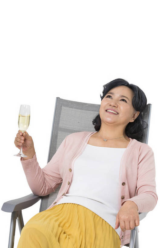 香槟酒,东方人,成年人,中年人,老年人,头发,一个人,坐,笑,微笑,露齿笑,竖图,彩色,照片,白色背景,旅游,度假,幸福,杯子,北京,中国,亚洲,游客,图片,夏季,美丽,年轻,生活,注视,休闲装,黄种人,长裙,酒,一个,白色,酒杯,春季,观察,看,休闲,游玩,健康,温馨,放松,活力,自信,摄影,生活方式,单个,观看,沙滩椅,假期,察看,退休,享乐,愉悦,关注,玩乐,单人,周末,东亚,乐观,单独,无忧无虑,老年女性,女人,女性,亚洲人,中国人,休闲椅,半身,影棚拍摄,旅行,欢乐,愉快,魅力,bj174