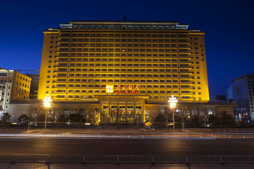 无人,横图,全景,室外,夜晚,仰视,购物,旅游,夜生活,办公楼,美景,标志建筑,道路,建筑,路,霓虹灯,公路,北京,中国,亚洲,繁华,丰富,景点,景观,交通,文化,现代,饮食,东方,蓝色,蓝天,天空,自然,天,和谐,远景,路面,旅游胜地,景色,运输,摄影,流动,风光,环境,都市风光,平坦,交通枢纽,自然风光,外景,繁荣,马路,彩图,低角度拍摄,旅行,商业,傍晚,高层建筑,东方广场,北京饭店,东单,bj174