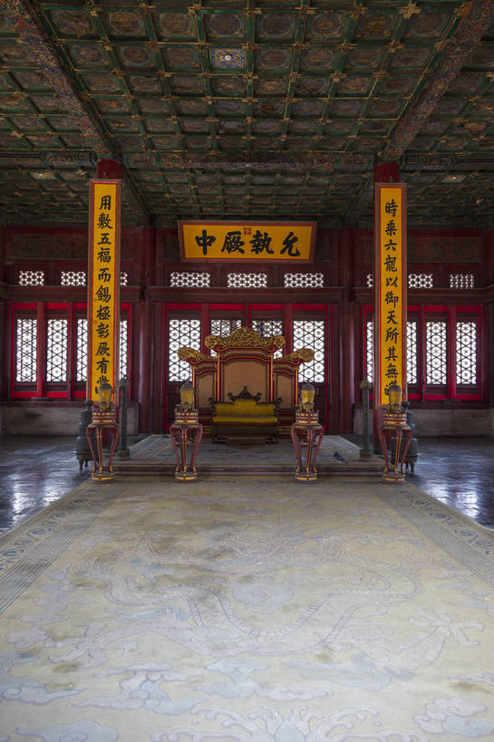 无人,故宫,宫殿,竖图,全景,室内,白天,正面,旅游,名胜古迹,标志建筑,建筑,雕塑,北京,中国,亚洲,古老,艺术,装饰,结构,标志,雕刻,牌匾,文字,柱子,字符,景点,首都,古典,宏伟,历史,文化,标识,古建筑,东方,匾额,工艺品,紫禁城,中式,汉字,旅游胜地,摄影,纪念,美术,都市风光,中文,主题,华贵,金碧辉煌,陈列,远古,功能,美学,国文,华文,庄严,中和殿,蕴含,彩图,旅行,皇宫,久远,传统文化,允执厥中,bj174