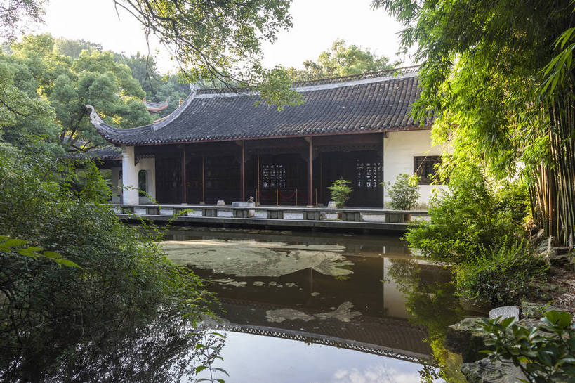 无人,横图,全景,室外,白天,侧面,旅游,安全,名胜古迹,雕塑,中国,亚洲,艺术,装饰,平静,标志,雕刻,牌匾,文字,字符,大门,景点,景观,教育,文化,标识,传统,古建筑,东方,风景,自然,工艺品,汉字,旅游胜地,景色,安静,摄影,纪念,风光,宁静,美术,学堂,安逸,都市风光,文明,中文,自然风光,主题,礼仪,外景,和平,安详,陈列,门槛,东亚,湖南,湖南省,中华人民共和国,省会,功能,美学,国文,华文,华中地区,长沙,长沙市,湘,书院,太平,安适,安好,宁靖,彩图,旅行,岳麓山,岳麓山风景名胜区,岳麓书院,湖南大学,惟楚有材,于斯为盛,岳麓区,bj174