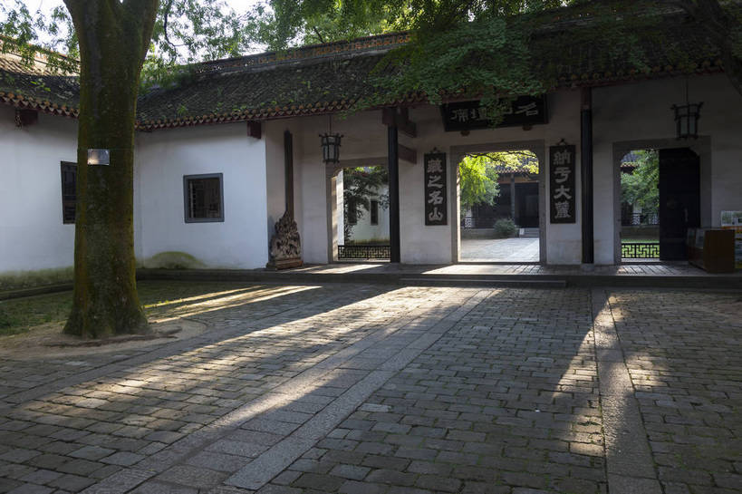 无人,横图,全景,室外,白天,侧面,旅游,安全,名胜古迹,雕塑,中国,亚洲,艺术,装饰,平静,标志,雕刻,牌匾,文字,字符,大门,景点,景观,教育,文化,标识,传统,古建筑,东方,风景,自然,工艺品,汉字,旅游胜地,景色,安静,摄影,纪念,风光,宁静,美术,学堂,安逸,都市风光,文明,中文,自然风光,主题,礼仪,外景,和平,安详,陈列,门槛,东亚,湖南,湖南省,中华人民共和国,省会,功能,美学,国文,华文,华中地区,长沙,长沙市,湘,书院,太平,安适,安好,宁靖,彩图,旅行,岳麓山,岳麓山风景名胜区,岳麓书院,湖南大学,惟楚有材,于斯为盛,岳麓区,bj174