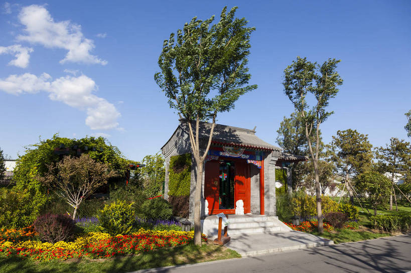 无人,公园,花园,横图,室外,白天,正面,旅游,标志建筑,建筑,路,北京,中国,亚洲,艺术,盛开,房屋,屋顶,屋檐,草丛,景点,景观,树丛,首都,美丽,漂亮,文化,传统,古建筑,东方,草,花,花朵,树,树木,蓝色,白云,风景,蓝天,天空,自然,花丛,中式,路面,旅游胜地,景色,摄影,茂盛,绽放,晴天,园林,风光,都市风光,东方文化,自然风光,外景,参观,世博园,民族文化,蕴含,彩图,旅行,房子,传统文化,bj174