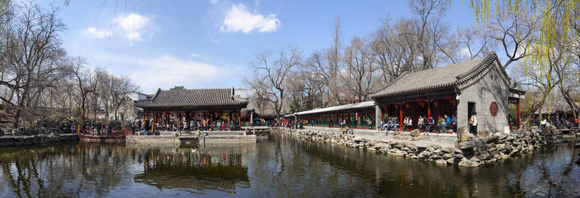 花园,横图,全景,室外,白天,正面,旅游,名胜古迹,植物,标志建筑,建筑,北京,中国,亚洲,古老,长廊,屋顶,屋檐,池塘,湖面,景点,景观,水面,走廊,首都,古典,美丽,历史,文化,古建筑,什刹海,民居,东方,树木,绿色,白云,风景,蓝天,天空,自然,凉亭,中式,旅游胜地,景色,摄影,回廊,晴天,风光,都市风光,自然风光,外景,远古,开阔,蕴含,彩图,旅行,久远,传统文化,bj174