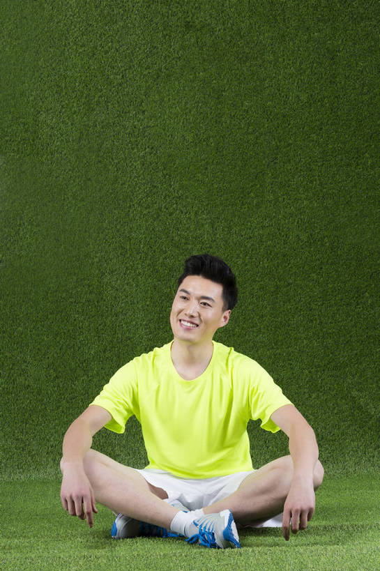 东方人,成年人,一个人,竖图,彩色,快乐,信心,草地,草坪,北京,中国,亚洲,仅一个男性,仅一个人,绿色背景,短裤,图片,黄种人,干净,仅一个年轻男性,绿色,草皮,休息,休闲,健康,放松,活力,自信,养生,摄影,生活方式,清爽,愉悦,清新,单人,东亚,单独,气息,男人,男性,年轻男性,亚洲人,中国人,年轻人,盘着腿坐,全身,影棚拍摄,开心,愉快,运动装,bj174