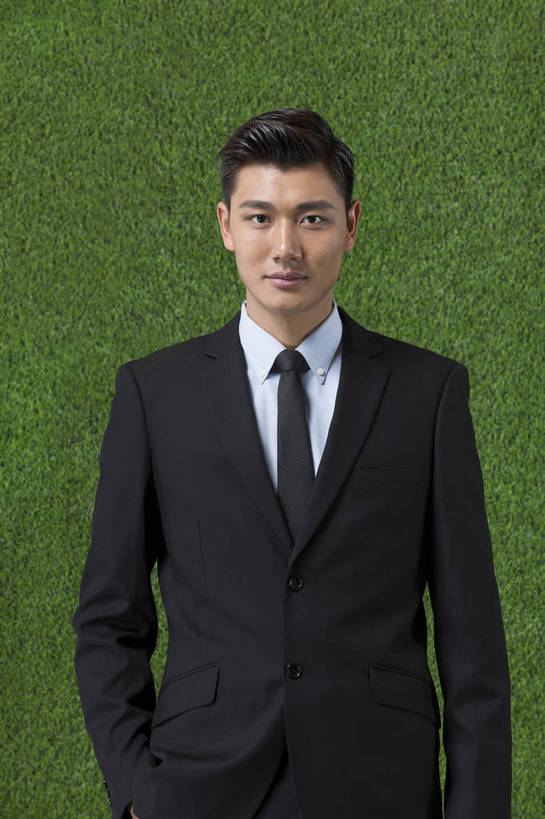 东方人,成年人,一个人,商务人士,站,竖图,彩色,照片,西装,商务,草地,草坪,北京,中国,亚洲,仅一个男性,仅一个人,绿色背景,套装,正装,图片,领带,生活,云彩,注视,职业装,黄种人,仅一个年轻男性,绿色,天空,草皮,观察,看,职业,健康,金融,理财,摄影,生活方式,经济,观看,环境,生态,察看,酷,关注,肖像,手插袋,单人,贸易,东亚,环境保护,单独,认真,男人,男性,年轻男性,亚洲人,中国人,年轻人,白领,插兜,手插兜,半身,影棚拍摄,顾问,英俊,办公室职员,手抄兜,保险代理人,金融投资顾问,bj174