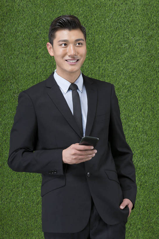 东方人,成年人,一个人,商务人士,商务男性,走,微笑,竖图,彩色,照片,衬衫,西装,商务,快乐,通讯,信心,草地,草坪,手机,北京,中国,亚洲,仅一个男性,仅一个人,绿色背景,套装,正装,公文包,图片,领带,生活,职业装,黄种人,电子产品,仅一个年轻男性,绿色,自然,草皮,职业,健康,放松,活力,自信,金融,理财,摄影,生活方式,经济,清爽,环境,生态,酷,愉悦,清新,努力,肖像,保险,商务装,手插袋,单人,流通,贸易,工薪阶层,东亚,环境保护,乐观,无线电技术,单独,舒畅,认真,男人,男性,年轻男性,亚洲人,中国人,年轻人,白领,上班族,步行,插兜,手插兜,半身,影棚拍摄,衬衣,开心,愉快,英俊,办公室职员,手抄兜,bj174
