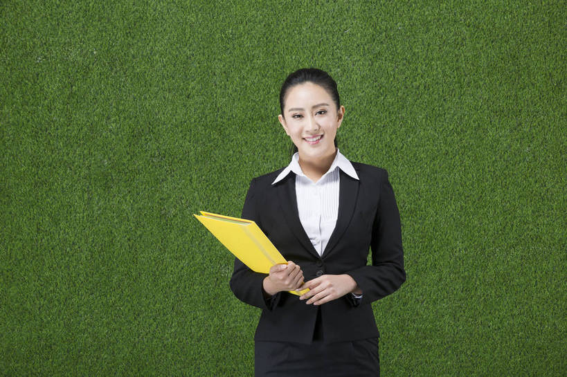 东方人,成年人,一个人,商务人士,秘书,站,笑,微笑,露齿笑,横图,彩色,照片,西装,商务,快乐,信心,草地,草坪,北京,中国,亚洲,仅一个年轻女性,仅一个女性,仅一个人,绿色背景,套装,正装,图片,文件夹,拿着,注视,职业装,黄种人,绿色,自然,草皮,观察,看,职业,健康,放松,活力,自信,金融,理财,摄影,经济,观看,清爽,合同,环境,生态,察看,愉悦,关注,清新,文档,肖像,保险,单人,流通,贸易,东亚,环境保护,乐观,活页夹,单独,年轻女性,女人,女性,亚洲人,中国人,年轻人,白领,全身,影棚拍摄,开心,愉快,办公室职员,服务业,bj174