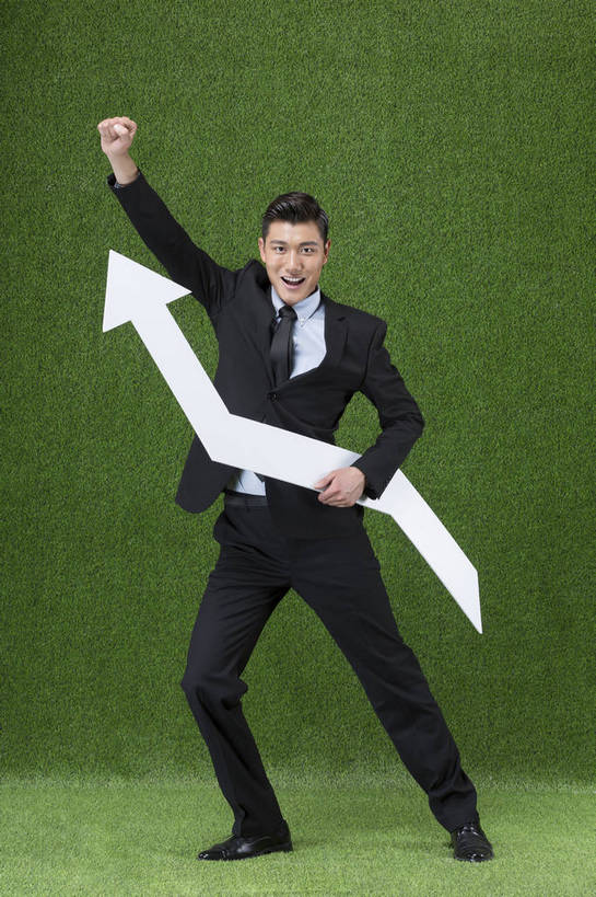 东方人,成年人,一个人,商务人士,商务男性,站,举,竖图,彩色,照片,衬衫,西装,商务,快乐,成功,信心,草地,草坪,指示牌,北京,中国,亚洲,仅一个男性,仅一个人,绿色背景,套装,正装,标志,图片,文字,领带,生活,云彩,注视,职业装,黄种人,方向,标识,箭头,仅一个年轻男性,绿色,天空,自然,草皮,观察,看,托,握拳,站着,职业,概念,健康,放松,活力,夸张,自信,金融,理财,摄影,生活方式,经济,观看,张开双腿,上升,环境,生态,察看,冲刺,指向,愉悦,成就,关注,努力,保险,商务装,单人,业绩,流通,贸易,工薪阶层,东亚,环境保护,簇,进取,乐观,单独,展开双腿,男人,男性,年轻男性,亚洲人,中国人,年轻人,白领,上班族,举起,举手,举着,向上举,向上伸,向上托,站立,全身,影棚拍摄,衬衣,开心,愉快,办公室职员,伸展双腿,bj174