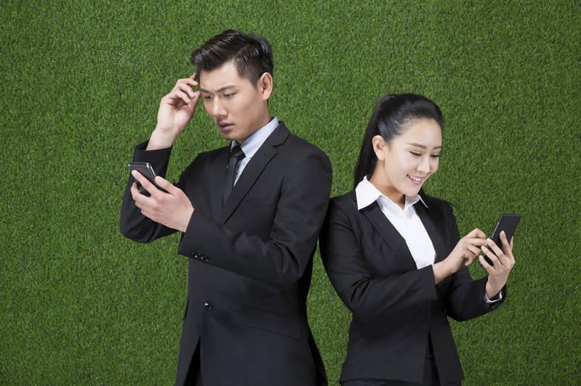 东方人,成年人,两个人,伙伴,商务人士,商务男性,商务女性,站,微笑,横图,彩色,照片,衬衫,西装,商务,快乐,通讯,分享,合作,团队,信心,草地,草坪,手机,北京,中国,亚洲,连接,绿色背景,套装,正装,信息,图片,领带,联系,注视,职业装,黄种人,电子产品,绿色,自然,草皮,观察,看,背靠背,职业,健康,放松,活力,迷茫,自信,金融,摄影,对比,观看,担忧,疑惑,环境,生态,察看,专心,愉悦,忧虑,关注,商务装,问题,手插袋,合伙,工薪阶层,东亚,环境保护,挫败,乐观,无线电技术,差异,迷惑,担心,男人,男性,年轻男性,年轻女性,女人,女性,亚洲人,中国人,年轻人,白领,上班族,插兜,沟通,手插兜,半身,影棚拍摄,衬衣,开心,愉快,办公室职员,手抄兜,bj174
