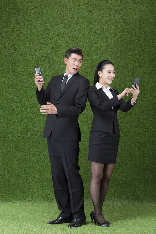 东方人,成年人,两个人,商务人士,商务男性,商务女性,站,微笑,竖图,彩色,照片,衬衫,西装,商务,快乐,通讯,分享,合作,信心,草地,草坪,手机,北京,中国,亚洲,连接,绿色背景,套装,正装,信息,图片,领带,联系,拿着,扭头,注视,职业装,黄种人,电子产品,绿色,自然,草皮,观察,看,转头,背靠背,职业,健康,放松,活力,迷茫,自信,偷看,金融,摄影,对比,观看,疑惑,环境,生态,察看,愉悦,关注,商务装,问题,合伙,偷窥,工薪阶层,东亚,环境保护,乐观,无线电技术,差异,迷惑,男人,男性,年轻男性,年轻女性,女人,女性,亚洲人,中国人,年轻人,白领,上班族,沟通,半身,影棚拍摄,衬衣,开心,愉快,办公室职员,bj174
