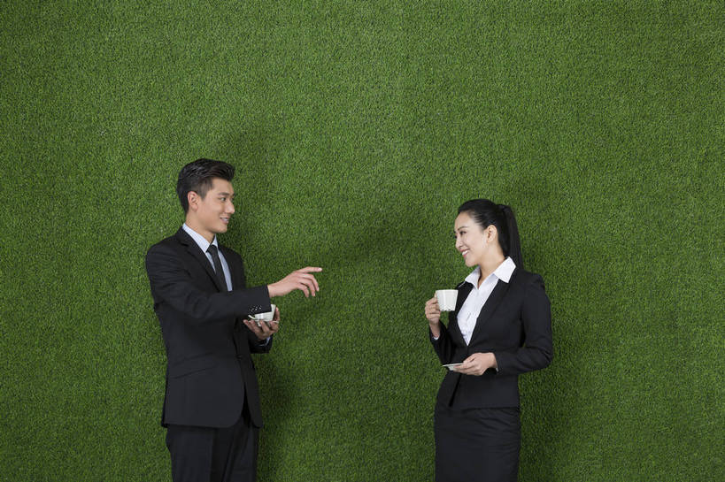 咖啡,东方人,成年人,两个人,伙伴,商务人士,商务男性,商务女性,站,微笑,横图,彩色,照片,衬衫,西装,商务,快乐,分享,团队,信心,草地,草坪,北京,中国,亚洲,绿色背景,套装,正装,图片,咖啡杯,领带,职业装,黄种人,绿色,自然,草皮,职业,健康,放松,活力,自信,摄影,对视,对话,环境,生态,愉悦,商务装,工薪阶层,东亚,环境保护,乐观,交流,男人,男性,年轻男性,年轻女性,女人,女性,亚洲人,中国人,年轻人,白领,上班族,沟通,说话,半身,影棚拍摄,衬衣,开心,愉快,办公室职员,bj174