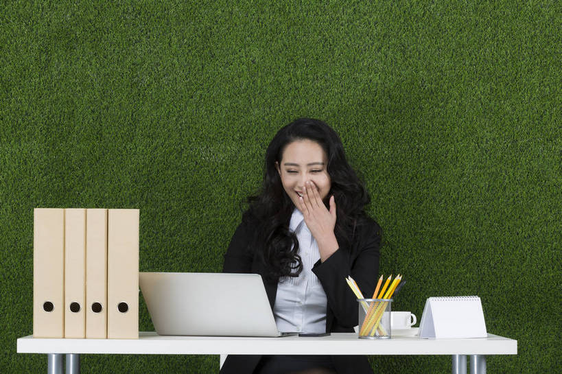 东方人,成年人,头发,一个人,商务人士,秘书,办公室,坐,笑,微笑,露齿笑,横图,彩色,照片,商务,快乐,兴奋,幸福,信心,电脑,笔记本电脑,互联网,草地,草坪,北京,中国,亚洲,仅一个年轻女性,仅一个女性,仅一个人,绿色背景,套装,正装,工作,图片,办公桌,文件夹,职业装,黄种人,文具,绿色,自然,草皮,手势,职业,健康,放松,活力,自信,遮,遮掩,摄影,清爽,合同,灵感,环境,生态,毛发,掩盖,遮挡,愉悦,清新,意外,文档,单人,东亚,遮盖,环境保护,掩饰,乐观,活页夹,单独,激动,年轻女性,女人,女性,亚洲人,中国人,年轻人,长发,卷发,白领,半身,影棚拍摄,开心,愉快,办公室职员,打手势,bj174