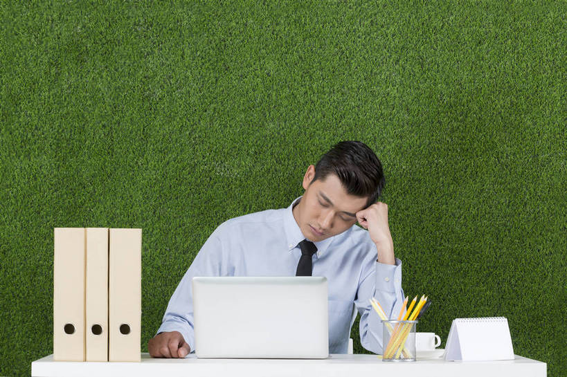 东方人,成年人,一个人,商务人士,办公室,坐,横图,彩色,照片,衬衫,商务,电脑,笔记本电脑,互联网,草地,草坪,北京,中国,亚洲,仅一个男性,仅一个人,绿色背景,正装,工作,图片,办公桌,领带,文件夹,托腮,职业装,黄种人,文具,仅一个年轻男性,绿色,自然,草皮,职业,休息,健康,疲倦,放松,压力,摄影,合同,环境,生态,疲劳,疲惫,文档,情绪,困乏,单人,东亚,环境保护,疲乏,委顿,疲困,疲顿,疲钝,倦怠,怠倦,活页夹,单独,男人,男性,年轻男性,亚洲人,中国人,年轻人,白领,闭着眼睛,半身,影棚拍摄,办公室职员,心理,bj174