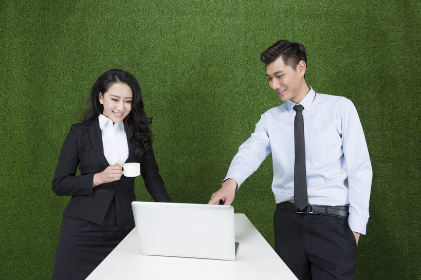 咖啡,东方人,成年人,两个人,伙伴,商务人士,商务男性,商务女性,站,微笑,横图,彩色,照片,衬衫,西装,商务,快乐,分享,团队,信心,草地,草坪,北京,中国,亚洲,指,绿色背景,套装,正装,图片,咖啡杯,领带,指点,职业装,黄种人,绿色,自然,草皮,职业,健康,放松,活力,自信,摄影,对话,环境,生态,指向,愉悦,商务装,手插袋,工薪阶层,东亚,环境保护,乐观,交流,男人,男性,年轻男性,年轻女性,女人,女性,亚洲人,中国人,年轻人,白领,上班族,插兜,沟通,手插兜,说话,半身,影棚拍摄,衬衣,开心,愉快,办公室职员,手抄兜,bj174