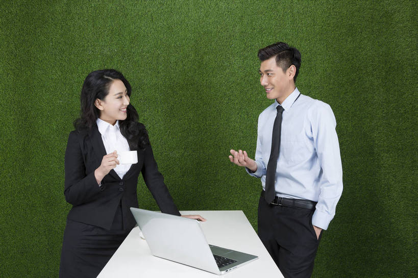 咖啡,东方人,成年人,两个人,伙伴,商务人士,商务男性,商务女性,站,微笑,横图,彩色,照片,衬衫,西装,商务,快乐,分享,团队,信心,草地,草坪,北京,中国,亚洲,指,绿色背景,套装,正装,图片,咖啡杯,领带,指点,职业装,黄种人,绿色,自然,草皮,职业,健康,放松,活力,自信,摄影,对视,对话,环境,生态,指向,愉悦,商务装,手插袋,工薪阶层,东亚,环境保护,乐观,交流,男人,男性,年轻男性,年轻女性,女人,女性,亚洲人,中国人,年轻人,白领,上班族,插兜,沟通,手插兜,说话,半身,影棚拍摄,衬衣,开心,愉快,办公室职员,手抄兜,bj174