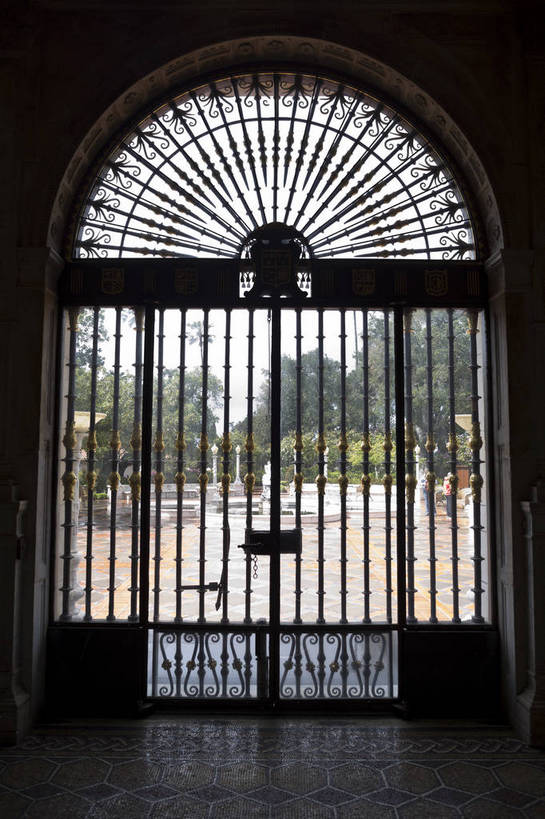 无人,竖图,彩色,白天,旅游,度假,名胜古迹,标志建筑,地标,建筑,美国,遗迹,栅栏,城堡,大门,景点,古典,古迹,历史,文化,文物,娱乐,建设,古建筑,住宅,白云,风景,蓝天,天空,享受,休闲,旅游胜地,放松,摄影,晴天,工艺,华丽,北美,北美洲,富有,加利福尼亚,华贵,美洲,经典,古文明,加州,加利福尼亚州,金州,黄金州,北亚美利加洲,亚美利加洲,赫斯特城堡,圣西蒙,旅行,美利坚合众国,bj174