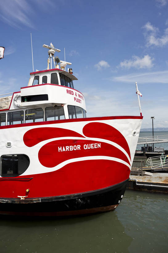 码头,竖图,彩色,室外,白天,旅游,度假,海洋,名胜古迹,城市风光,标志建筑,地标,建筑,轮船,船,美国,遗迹,海岸,游艇,岸,古迹,文物,娱乐,建设,古建筑,白云,风景,蓝天,天空,地标建筑,交通工具,享受,休闲,旅游胜地,放松,人文,运输,摄影,经济,晴天,风光,便利,水域,都市风光,外景,参观,观光船,古文明,发展,加州,加利福尼亚州,渔人码头,浩瀚,旧金山湾,大海,海,观光,旅行,bj174