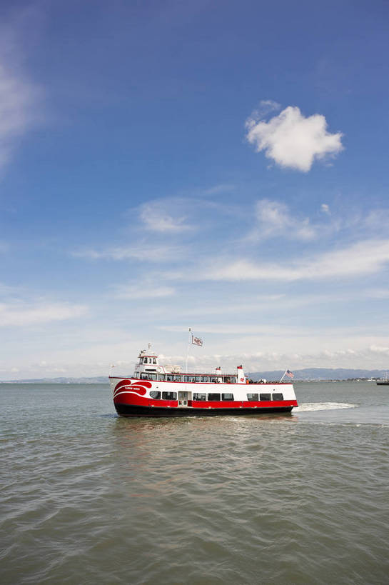 码头,竖图,彩色,室外,白天,旅游,度假,海洋,名胜古迹,城市风光,标志建筑,地标,建筑,轮船,船,美国,遗迹,海岸,游艇,岸,古迹,文物,娱乐,建设,古建筑,白云,风景,蓝天,天空,地标建筑,交通工具,享受,休闲,旅游胜地,放松,人文,运输,摄影,经济,晴天,风光,便利,水域,都市风光,外景,参观,观光船,古文明,发展,加州,加利福尼亚州,渔人码头,浩瀚,旧金山湾,大海,海,观光,旅行,bj174