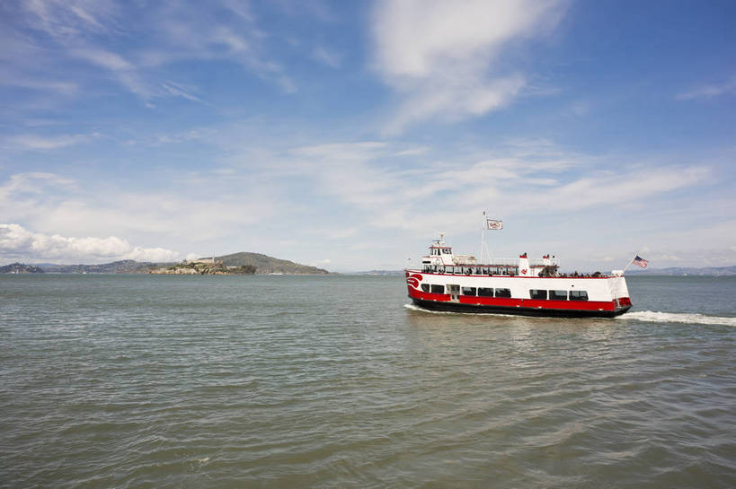 码头,横图,彩色,室外,白天,旅游,度假,海洋,名胜古迹,城市风光,标志建筑,地标,建筑,轮船,船,美国,遗迹,海岸,游艇,岸,古迹,文物,娱乐,建设,古建筑,白云,风景,蓝天,天空,地标建筑,交通工具,享受,休闲,旅游胜地,放松,人文,运输,摄影,经济,晴天,风光,便利,水域,都市风光,外景,参观,观光船,古文明,发展,加州,加利福尼亚州,渔人码头,浩瀚,旧金山湾,大海,海,观光,旅行,bj174