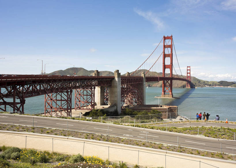横图,彩色,室外,白天,旅游,度假,海洋,名胜古迹,城市风光,标志建筑,大桥,道路,地标,建筑,公路,美国,遗迹,著名,桥,海湾,古迹,文物,娱乐,建设,古建筑,现代化,白云,风景,蓝天,天空,地标建筑,享受,休闲,旅游胜地,放松,人文,摄影,经济,晴天,风光,水域,通行,都市风光,外景,参观,金门大桥,古文明,发展,加州,加利福尼亚州,浩瀚,旧金山湾,海,观光,旅行,bj174
