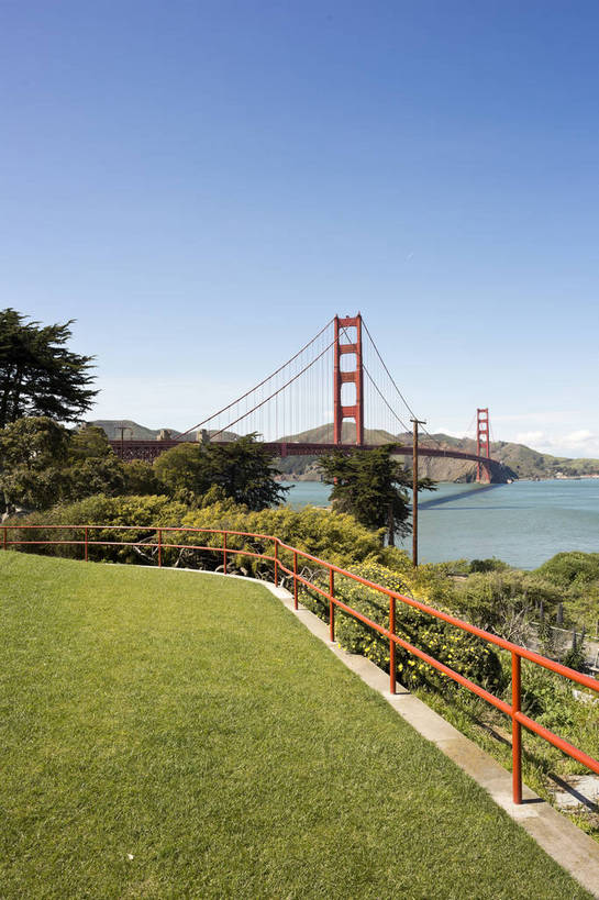 竖图,彩色,室外,白天,旅游,度假,海洋,名胜古迹,城市风光,标志建筑,大桥,道路,地标,建筑,公路,美国,遗迹,著名,桥,海湾,古迹,文物,娱乐,建设,古建筑,现代化,白云,风景,蓝天,天空,地标建筑,享受,休闲,旅游胜地,放松,人文,摄影,经济,晴天,风光,水域,通行,都市风光,外景,参观,金门大桥,古文明,发展,加州,加利福尼亚州,浩瀚,旧金山湾,海,观光,旅行,bj174