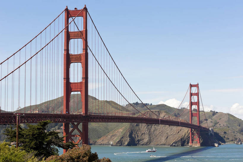 横图,彩色,室外,白天,旅游,度假,海洋,名胜古迹,城市风光,标志建筑,大桥,道路,地标,建筑,公路,美国,遗迹,著名,桥,海湾,古迹,文物,娱乐,建设,古建筑,现代化,白云,风景,蓝天,天空,地标建筑,享受,休闲,旅游胜地,放松,人文,摄影,经济,晴天,风光,水域,通行,都市风光,外景,参观,金门大桥,古文明,发展,加州,加利福尼亚州,浩瀚,旧金山湾,海,观光,旅行,bj174