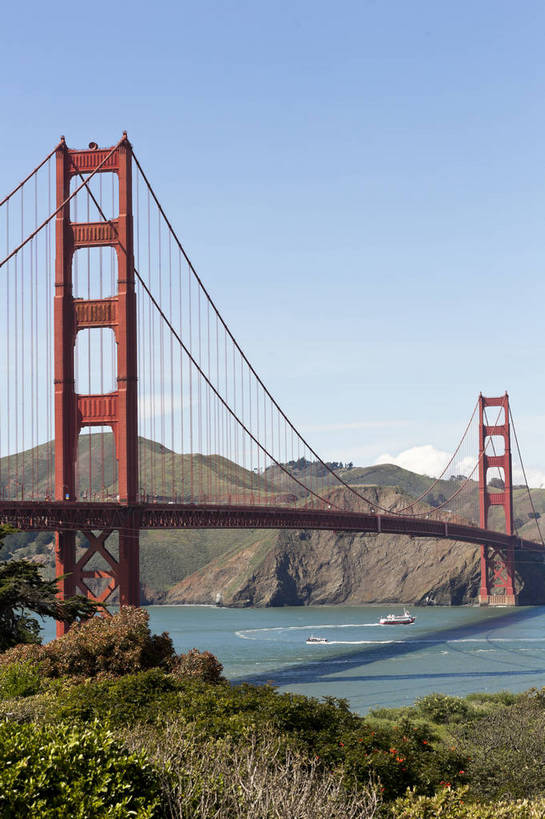 竖图,彩色,室外,白天,旅游,度假,海洋,名胜古迹,城市风光,标志建筑,大桥,道路,地标,建筑,公路,美国,遗迹,著名,桥,海湾,古迹,文物,娱乐,建设,古建筑,现代化,白云,风景,蓝天,天空,地标建筑,享受,休闲,旅游胜地,放松,人文,摄影,经济,晴天,风光,水域,通行,都市风光,外景,参观,金门大桥,古文明,发展,加州,加利福尼亚州,浩瀚,旧金山湾,海,观光,旅行,bj174