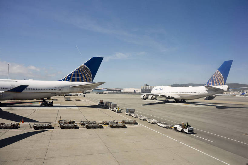 机场,横图,彩色,室外,白天,旅游,商务,飞机,美国,跑道,交通,航空,现代化,天空,停机坪,运输,摄影,经济,晴天,便利,象征,外景,旧金山,空运,加州,廊桥,加利福尼亚州,快捷,进步,发达,枢纽,旅行,商务旅行,bj174