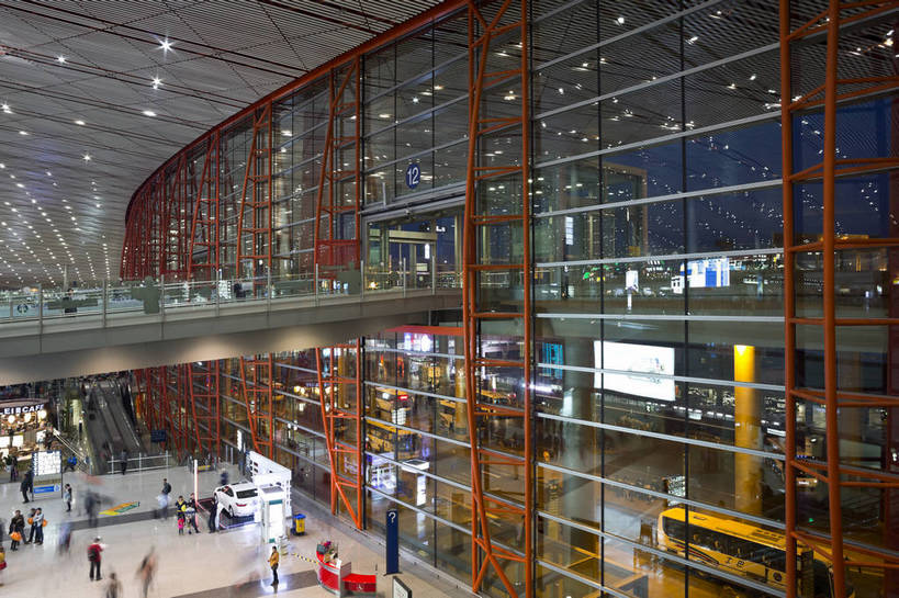 人群,机场,横图,彩色,室内,夜晚,旅游,度假,名胜古迹,天花板,标志建筑,地标,建筑,玻璃,照明,北京,中国,亚洲,遗迹,反光,窗,地面,交通,首都,内部,古迹,文化,文物,娱乐,建设,古建筑,现代化,人流,享受,休闲,旅游胜地,放松,摄影,经济,崭新,明亮,便利,象征,宽敞,古文明,东亚,中华人民共和国,北京市,京,北平,华北地区,快捷,进步,发达,北京首都国际机场,首都国际机场,首都机场,枢纽,旅行,傍晚,北京首都国际机场3号航站楼,北京首都国际机场T3航站楼,北京机场,bj174