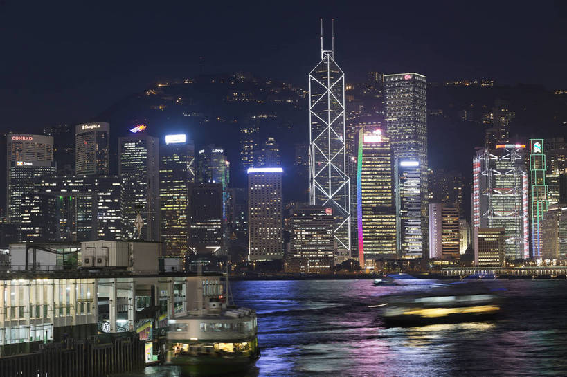 码头,横图,彩色,室外,夜晚,旅游,度假,城市风光,城市,建筑,轮船,摩天大楼,霓虹灯,照明,香港,中国,亚洲,丰富,著名,交通,娱乐,油轮,维多利亚港,现代化,地标建筑,享受,休闲,夜色,放松,运输,摄影,风光,水域,都市风光,外景,市区,香港岛,闻名,驰名,有名,发达,旅行,傍晚,海港,商务旅行,bj174