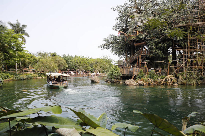 东方人,儿童,游乐园,横图,彩色,室外,白天,旅游,度假,快乐,湖,名胜古迹,森林,标志建筑,地标,建筑,游乐场,船,香港,中国,亚洲,遗迹,鲜艳,景点,黄种人,古迹,历史,文化,文物,娱乐,建设,古建筑,游船,白云,蓝天,天空,湖水,享受,休闲,迪斯尼乐园,旅游胜地,放松,可爱,摄影,游乐设施,晴天,欢快,品牌,多彩,港,动画,娱乐活动,外景,热带雨林,古文明,东亚,新界,大屿山,香港特别行政区,港澳台,中华人民共和国,大濠岛,荃湾区,亚洲人,欢乐,开心,生动,电影,影响,香港迪士尼,香港迪士尼乐园,香港迪士尼乐园度假区,竹篙湾,bj174