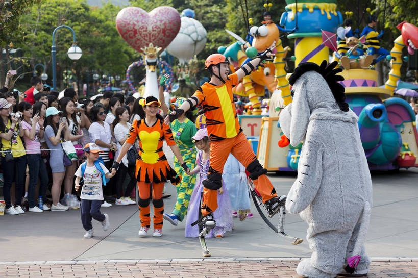 东方人,儿童,游乐园,横图,彩色,室外,白天,旅游,度假,快乐,名胜古迹,标志建筑,地标,建筑,游乐场,香港,中国,亚洲,遗迹,鲜艳,人物,景点,黄种人,古迹,历史,文化,文物,娱乐,建设,古建筑,白云,蓝天,天空,享受,休闲,迪斯尼乐园,卡通,旅游胜地,放松,可爱,摄影,游乐设施,晴天,欢快,品牌,多彩,港,动画,卡通人物,娱乐活动,外景,古文明,东亚,新界,大屿山,香港特别行政区,港澳台,中华人民共和国,大濠岛,荃湾区,亚洲人,欢乐,开心,生动,电影,影响,香港迪士尼,香港迪士尼乐园,香港迪士尼乐园度假区,竹篙湾,bj174