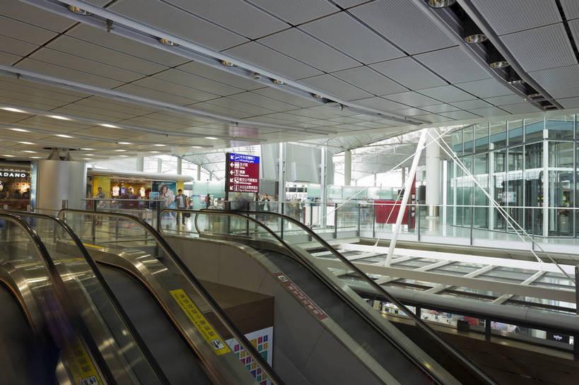 机场,横图,彩色,室内,白天,旅游,度假,名胜古迹,天花板,标志建筑,地标,建筑,玻璃,香港,中国,亚洲,遗迹,反光,窗,地面,交通,古迹,文化,文物,娱乐,建设,古建筑,现代化,天空,享受,休闲,旅游胜地,放松,摄影,经济,晴天,崭新,便利,象征,宽敞,古文明,香港国际机场,快捷,进步,发达,枢纽,旅行,bj174