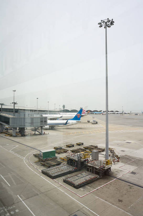 机场,竖图,彩色,室外,白天,旅游,商务,飞机,香港,中国,亚洲,跑道,交通,航空,现代化,天空,停机坪,运输,摄影,经济,晴天,便利,象征,外景,空运,廊桥,香港国际机场,快捷,进步,发达,枢纽,旅行,商务旅行,bj174